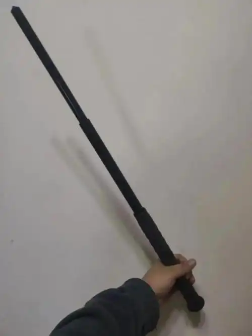 普通人近身格斗自卫防身为何说短棍是比匕首短刀更好的选择