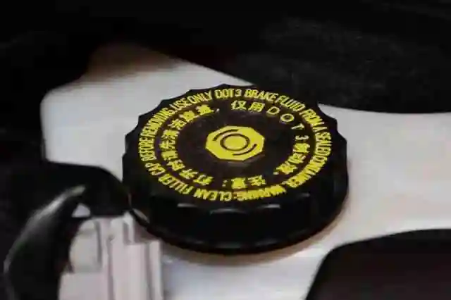 12,变速箱油无论是手动变速箱还是自动变速箱,都需要更换变速箱油,有