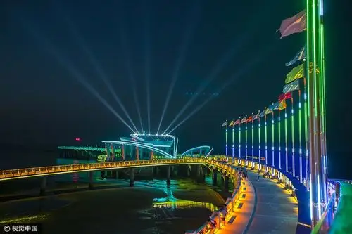 山东烟台天马栈桥夜色迷人 七彩斑斓