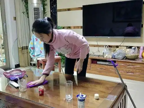 除夕节学生在家里打扫卫生掠影