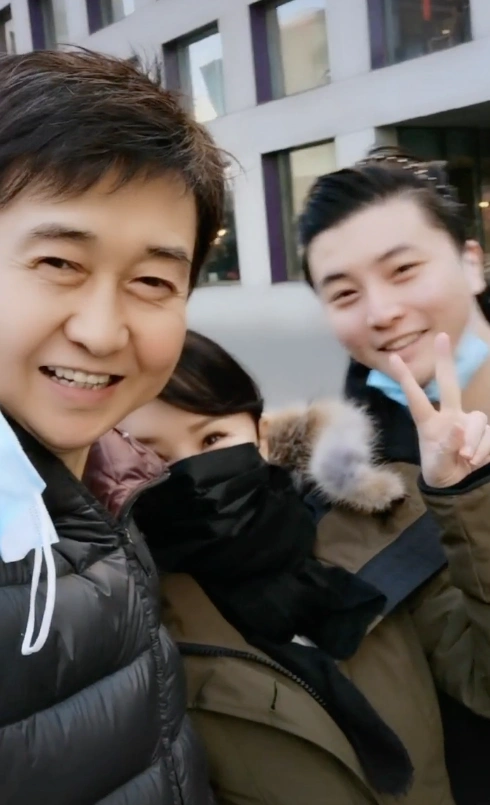 还分别录制了一小段祝福视频,回到家里稍作打扮的付豪看上去更加帅气