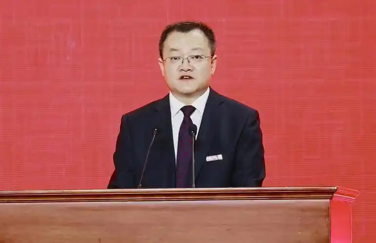 据澎湃新闻报道,杜江峰,男,汉族,1969年6月生,中共党员,研究生学历