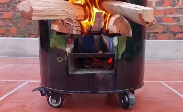 小伙利用废铁桶发明移动柴火炉,看似火力十足,实则中看不中用