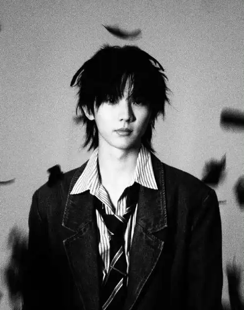 马嘉祺黑白举伞大片##马嘉祺狼尾黑白大片