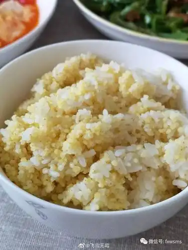 小米饭将小米和大米1比1,按照正常煮饭程序煮熟就可以了