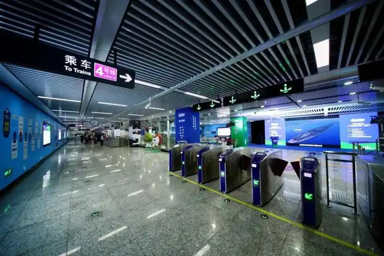 长沙市地铁4号线观沙岭站垃圾分类主题宣传站厅在湖南省长沙市地铁4号