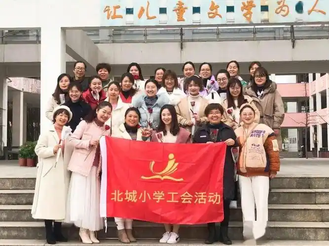 "……东浦中学和北城中心小学的女教师们在节日当天收到了一份小"惊喜