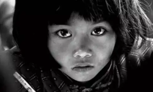 1991年那个渴望读书的"大眼睛女孩",28年过去了,她现状如何?