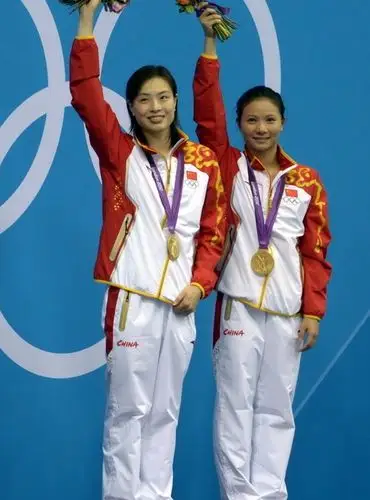 吴敏霞/何姿跳水女子双人3米板摘金(组图)