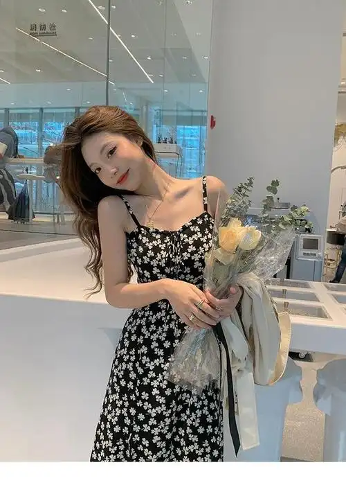 夏日怎么能少了这款风情万种的吊带连衣裙