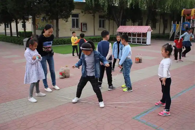 民间游戏活动展示--花样跳皮筋