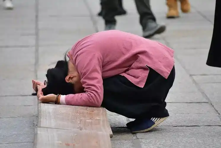 佛前上三柱香,磕三个头有什么深刻含义?