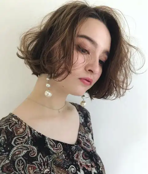 2019温柔女性:离子烫"浅之倾月"发型,漂亮又吸引帅气男神目光