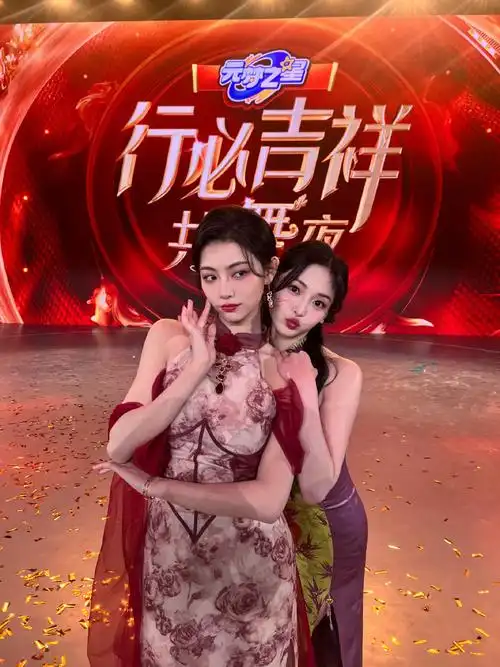 在外滩偶遇周洁琼和许佳琪,上次我看她们合体还是在节目里,两位仙女