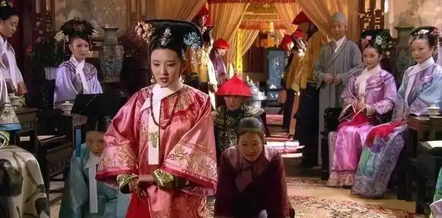 祺贵人被乱棍打死时谁注意到她的脚了这才是甄嬛的厉害之处