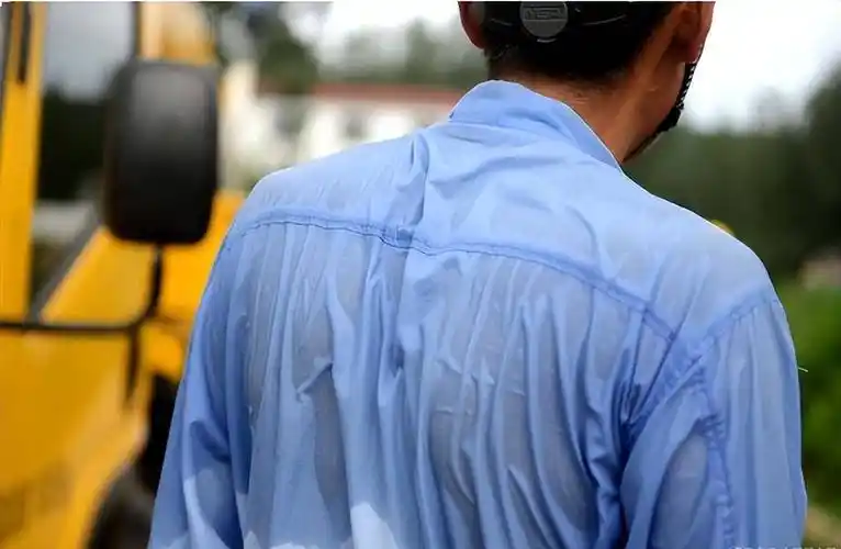 有些人上半身出汗,上半身流汗,下半身出汗如雨,这种人主要见于糖尿病