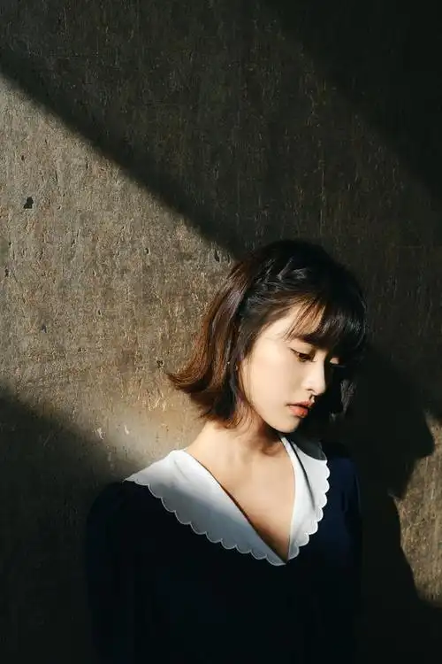 沈月短发齐刘海翻领连衣裙写真