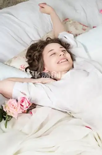 美女,美,床,卧室,可爱的_gic13421396_sweet curly girl wakes up at