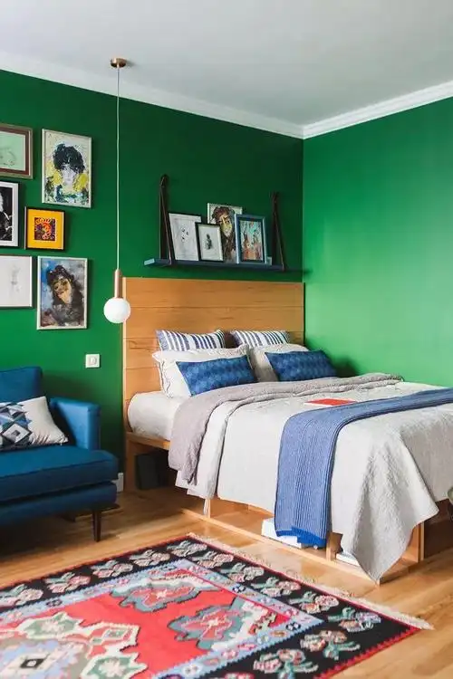 蓝绿色墙面卧室如何搭配