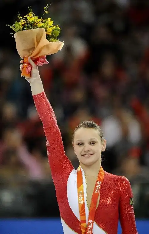 图文:好运北京女子高低杠江钰源摘银 冠军领奖