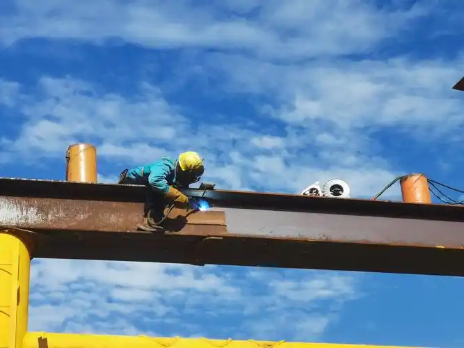 电焊工师傅正在全神贯注的进行焊接作业