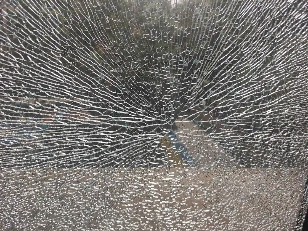 钢化玻璃自爆维权 被房东赶出来之后,现要求我们赔偿1400的玻璃维修