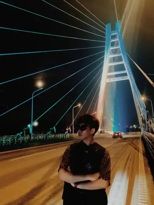 晚上男生怎么在桥上拍照