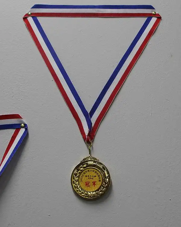 王俊成赢得的2020年上海市青少年拳击锦标赛男子43公斤级冠军奖牌