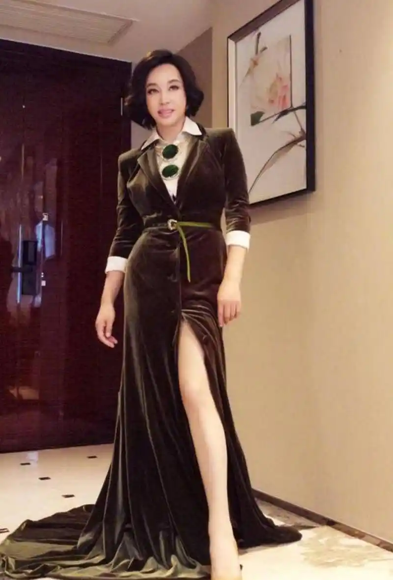 原创刘晓庆真是老妖精学年轻人穿丝绒时尚裙秀美腿65岁还勾魂