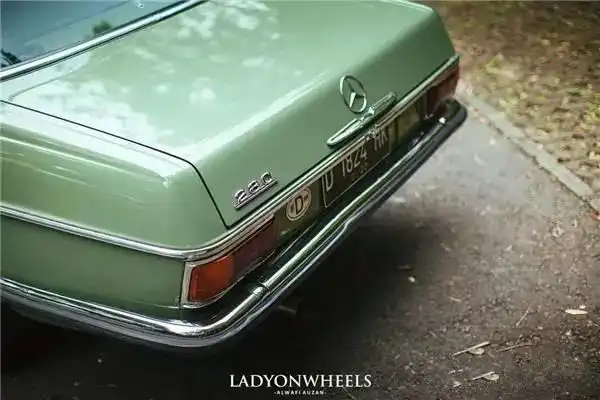 奔驰w114青雅脱俗历经四十年依然闪耀