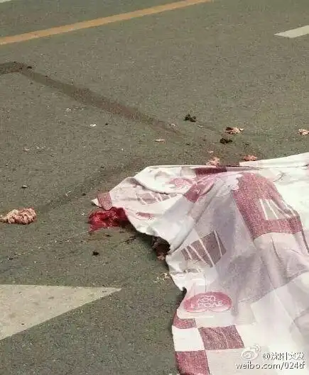 大连二七广场车祸:女子遭大货车碾碎身亡 惨不忍睹