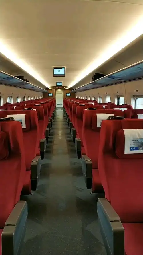 空荡荡的高铁车厢