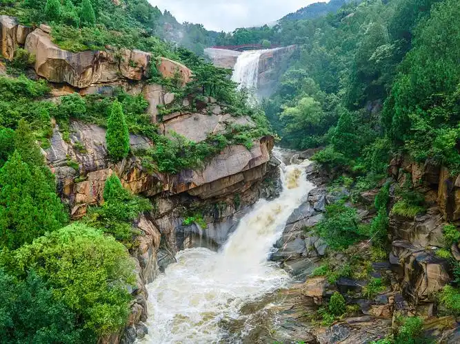 航拍泰山黑龙潭瀑布图片下载