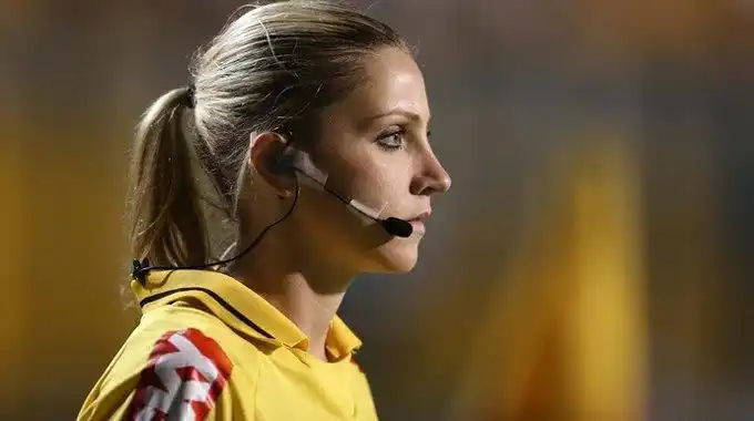 身着小短裙执法 巴西美女裁判迅速走红