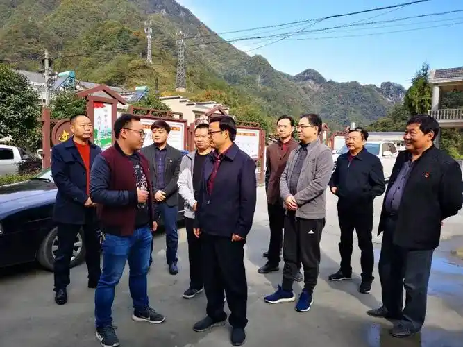 县委书记郑小东在广佛镇塘坊村,白果坪村暗访调研脱贫攻坚时强调:卯足