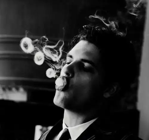 吐烟圈能让你最哲学地变酷