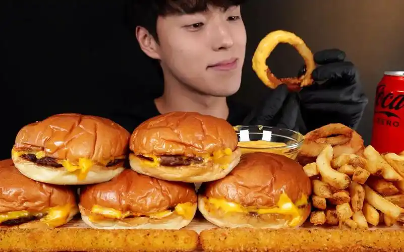 深夜美食,韩国帅哥吃汉堡薯条asmr