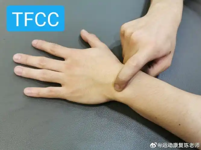 手臂伸直,5个指头先放松分开  02.