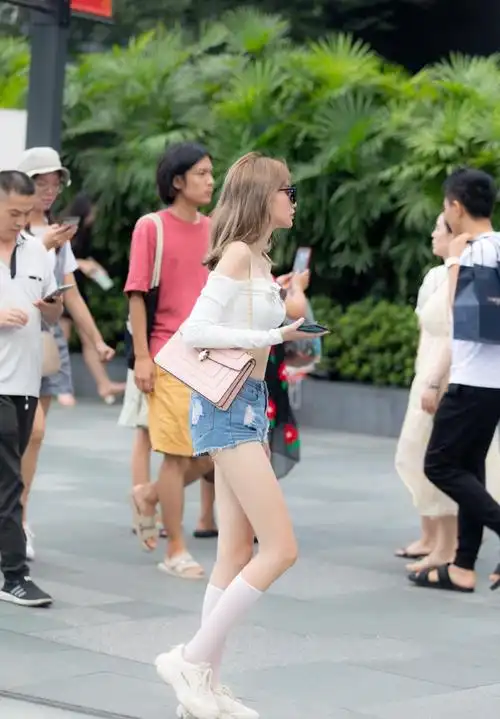 中筒袜是显长腿的神器,白色袜子搭配小白鞋,有动漫女生的可爱感