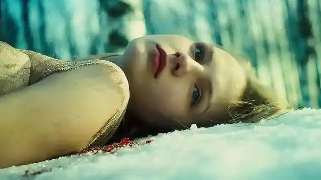 这么漂亮的女孩死的太惨了,男人只能眼睁睁的看着呀