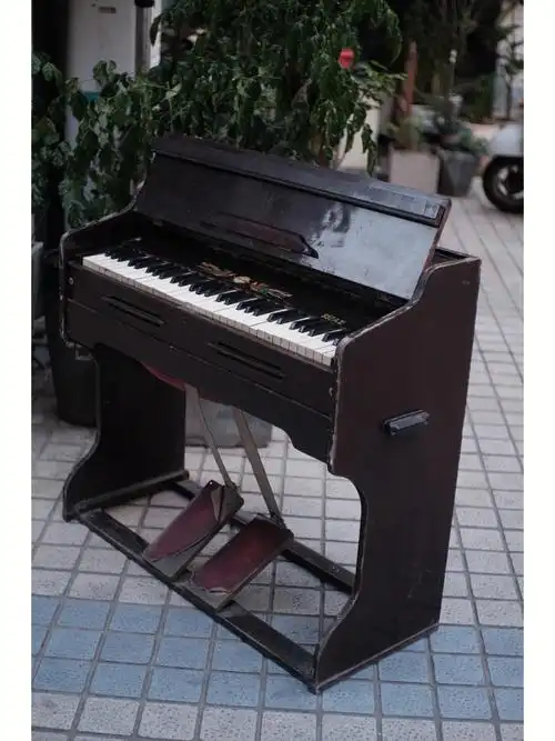 老式风琴是父母那一辈小时候的必备乐器