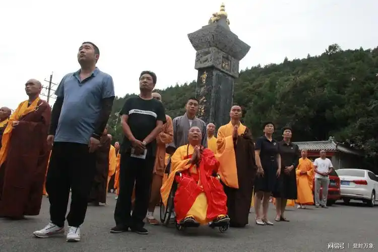 图片说明:国旗高高飘荡在嵩山大法王寺上空   释延佛方丈