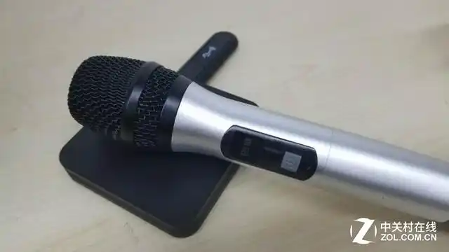 创维麦克风的无线连接器接入盒子之后,只需要打开咪咕爱唱应用就能