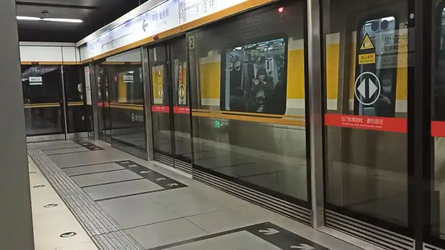 【北京地铁61列车】北京地铁6号线 金安桥方向平安里出站 20230217