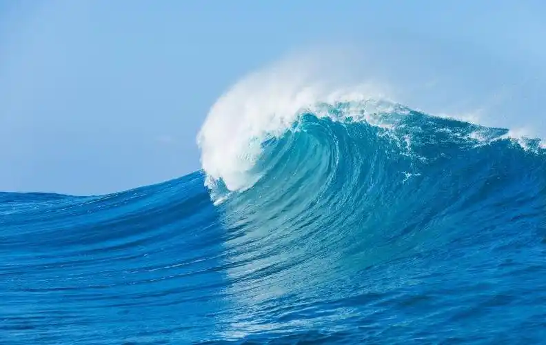 蓝天背景下蓝色大海上翻滚的蓝色波浪