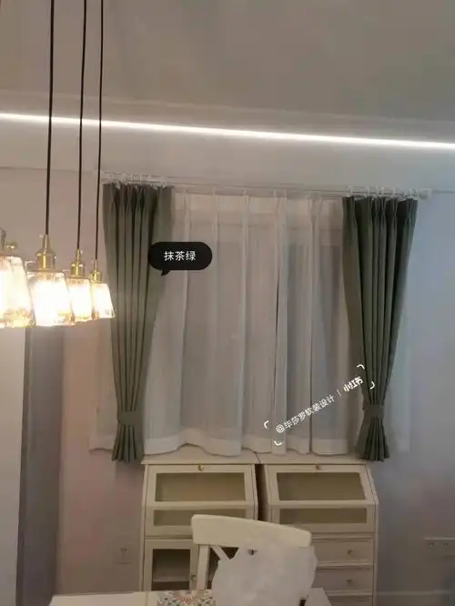 小窗户窗帘也很精致丫
