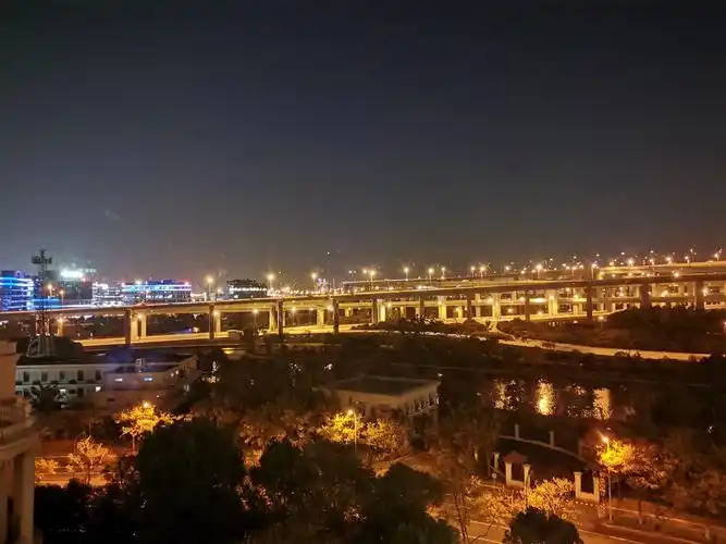 看看窗外的夜景
