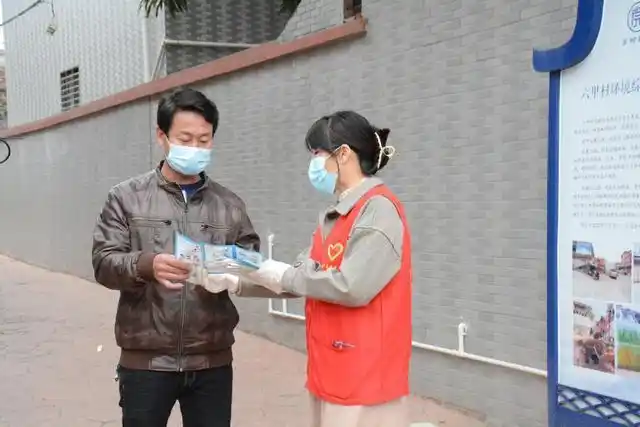 "12月20日,横沥镇团委联合志愿者协会走上街头,到各村(社区)发放疫情