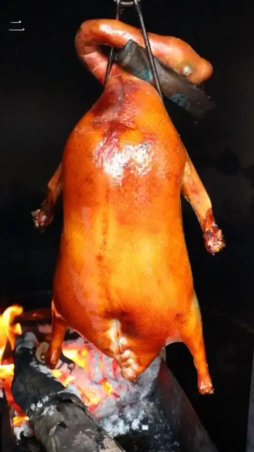 舌尖上的旅行#广东清远荔枝木古法烧鹅,等了45分钟终于出炉了