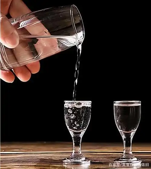 请朋友喝酒,不管工资高低,这2种酒别拿上桌,伤钱,伤感情